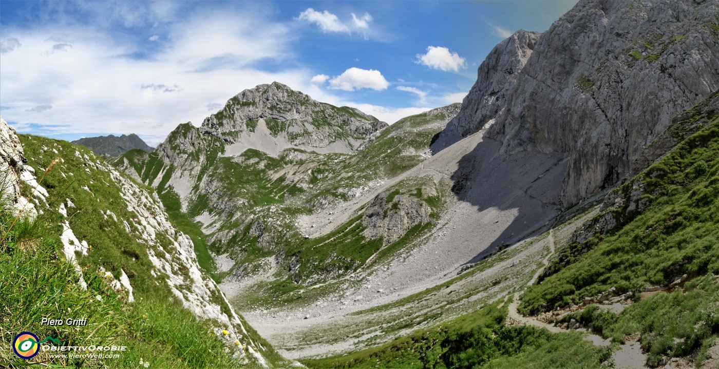 03 Dal Passo di Gabbia (2050 m) il Mandrone.jpg